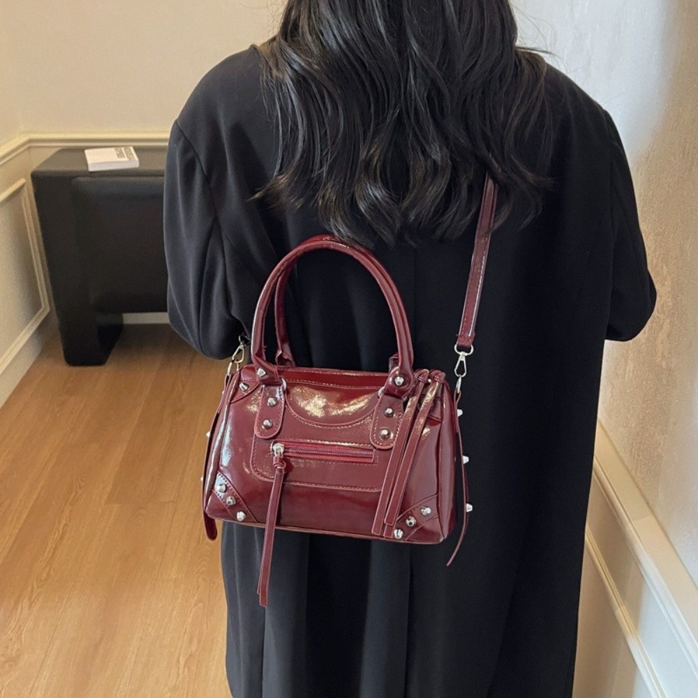 Top Handle Patent Bag - 빈티지 리벳 장식 베개 모양 가방