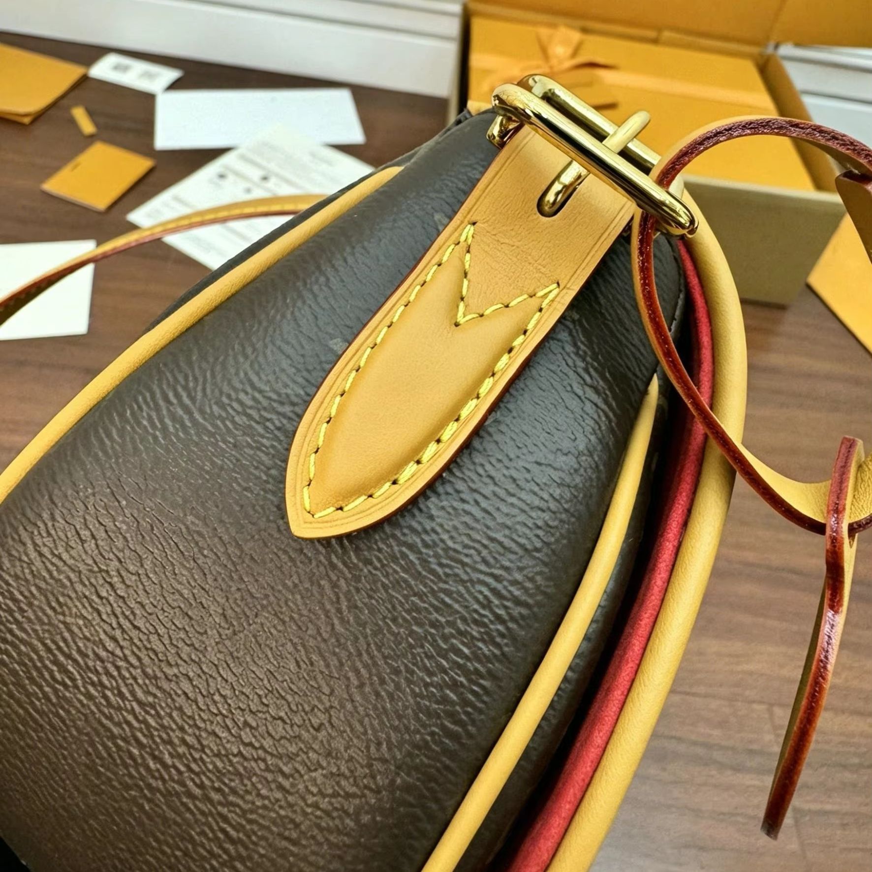 Tote Bag Leather Monogram - 모노그램 캔버스 원통형 크로스바디 백, 럭셔리