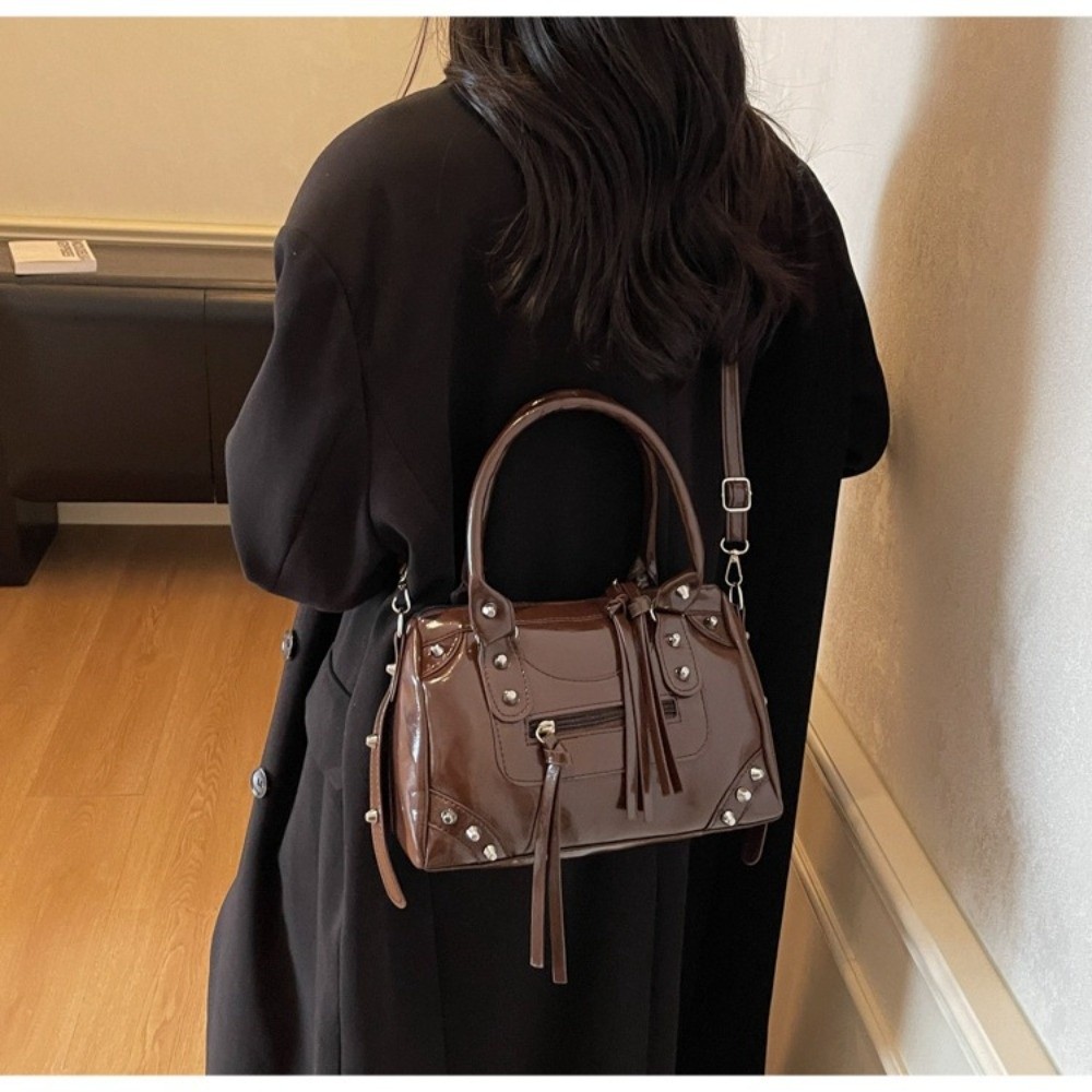 Top Handle Patent Bag - 패션 리벳 장식 베개 모양 가방,